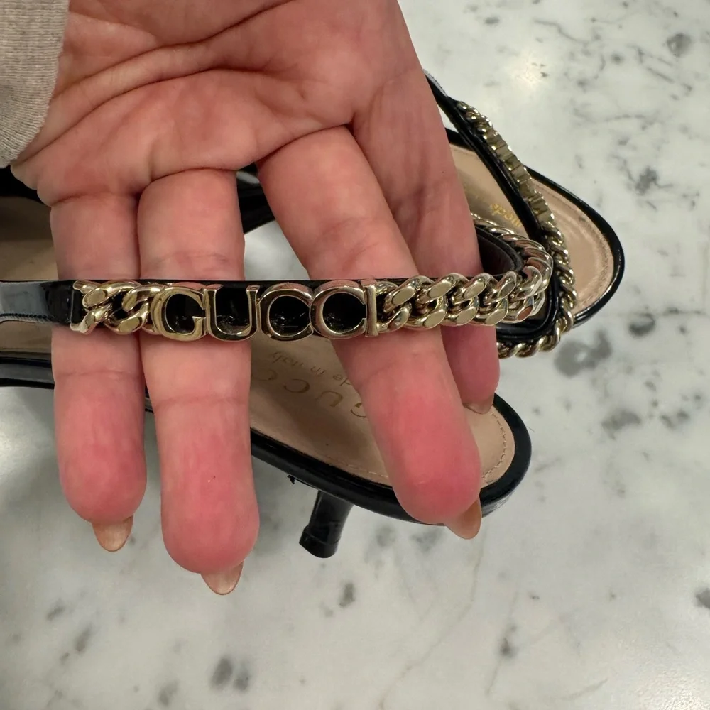 GUCCI Signoria Patent Logo Chain Kitten Pumps - Picture 5 of 6